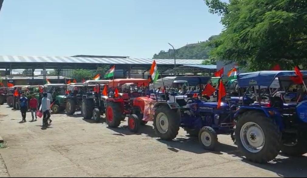 “लैंड पुलिंग योजना के विरोध में किसानों का आक्रोश फूटा ,सैकड़ों ट्रैक्टरों के साथ किसान सड़क पर उतरे” देखें वीडियो खबर