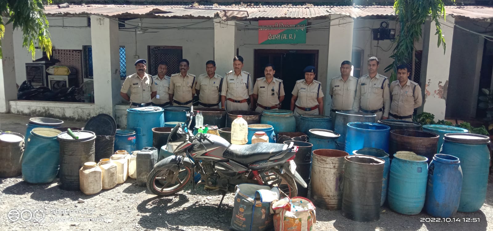 पुलिस आबकारी विभाग की संयुक्त कार्यवाही एक मोटरसाइकिल सहित भारी मात्रा में अवैध शराब बरामद, होटल ढाबों पर भी होगी कार्रवाई, ड्रग्स माफिया पर भी होना चाहिए कार्रवाई