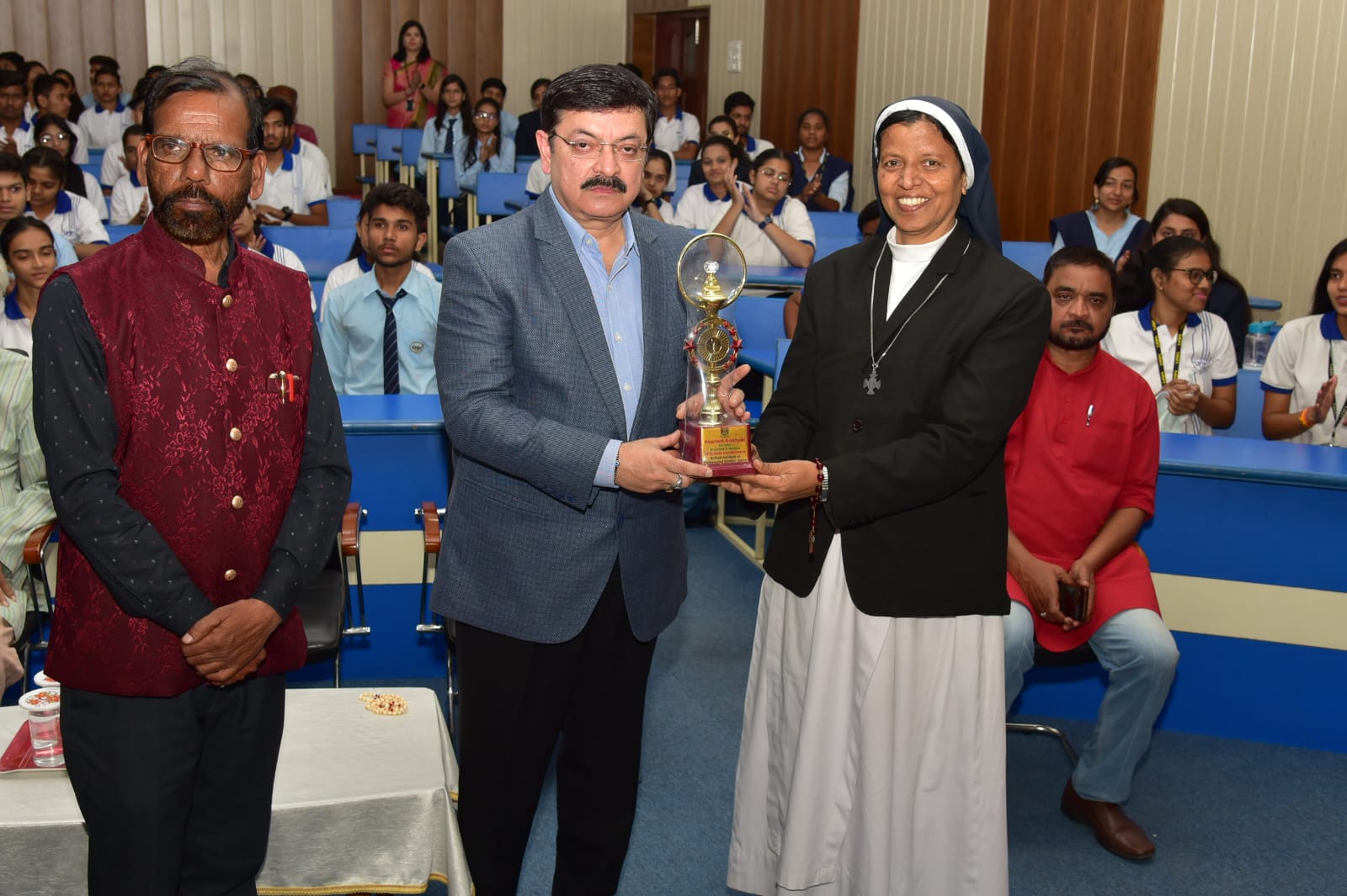 “*Black Ribbon Initiative*” “*संकल्प अभियान*” के तहत सायबर सुरक्षा विषय पर *566* वी कार्यशाला सम्पन्न, डॉ. कपूर का सम्मान