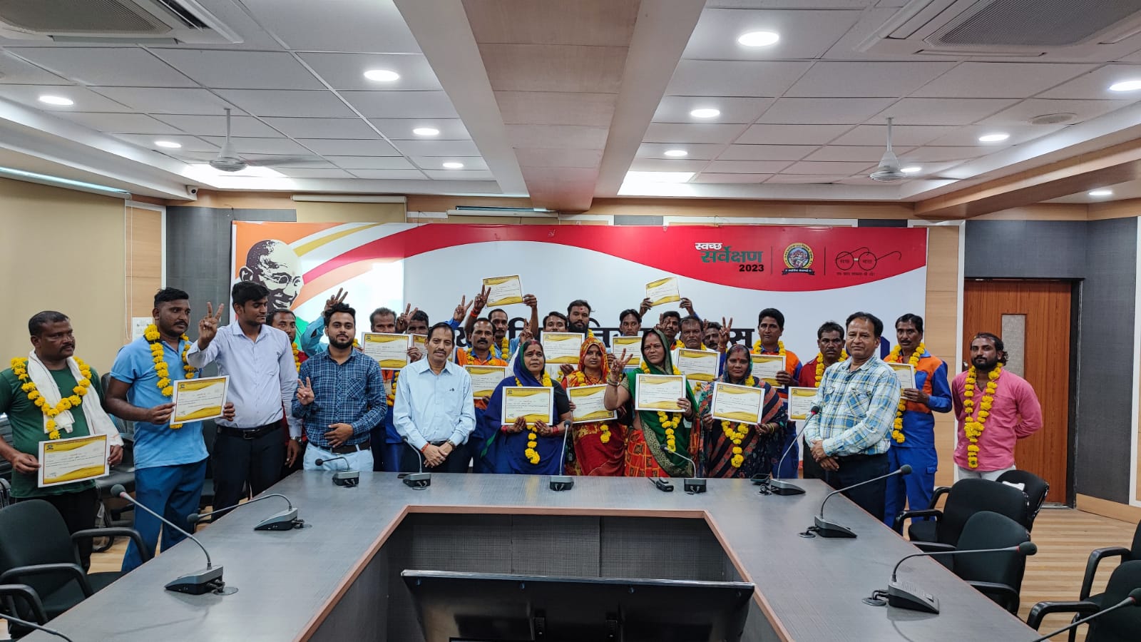 उत्कृष्ट कार्य करने वाले सफाई मित्रो (स्वच्छता सैनिको) का निगम द्वारा सम्मान