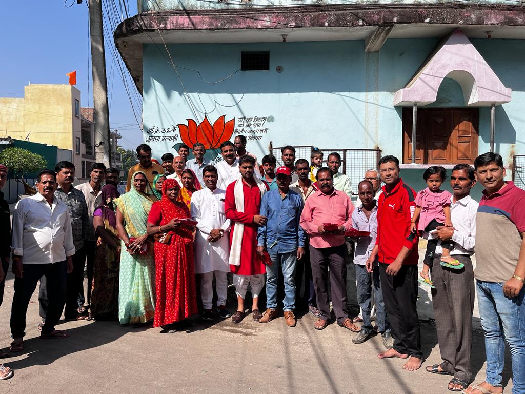 सफाई योद्धा मित्रों के साथ मनाई दीपावली