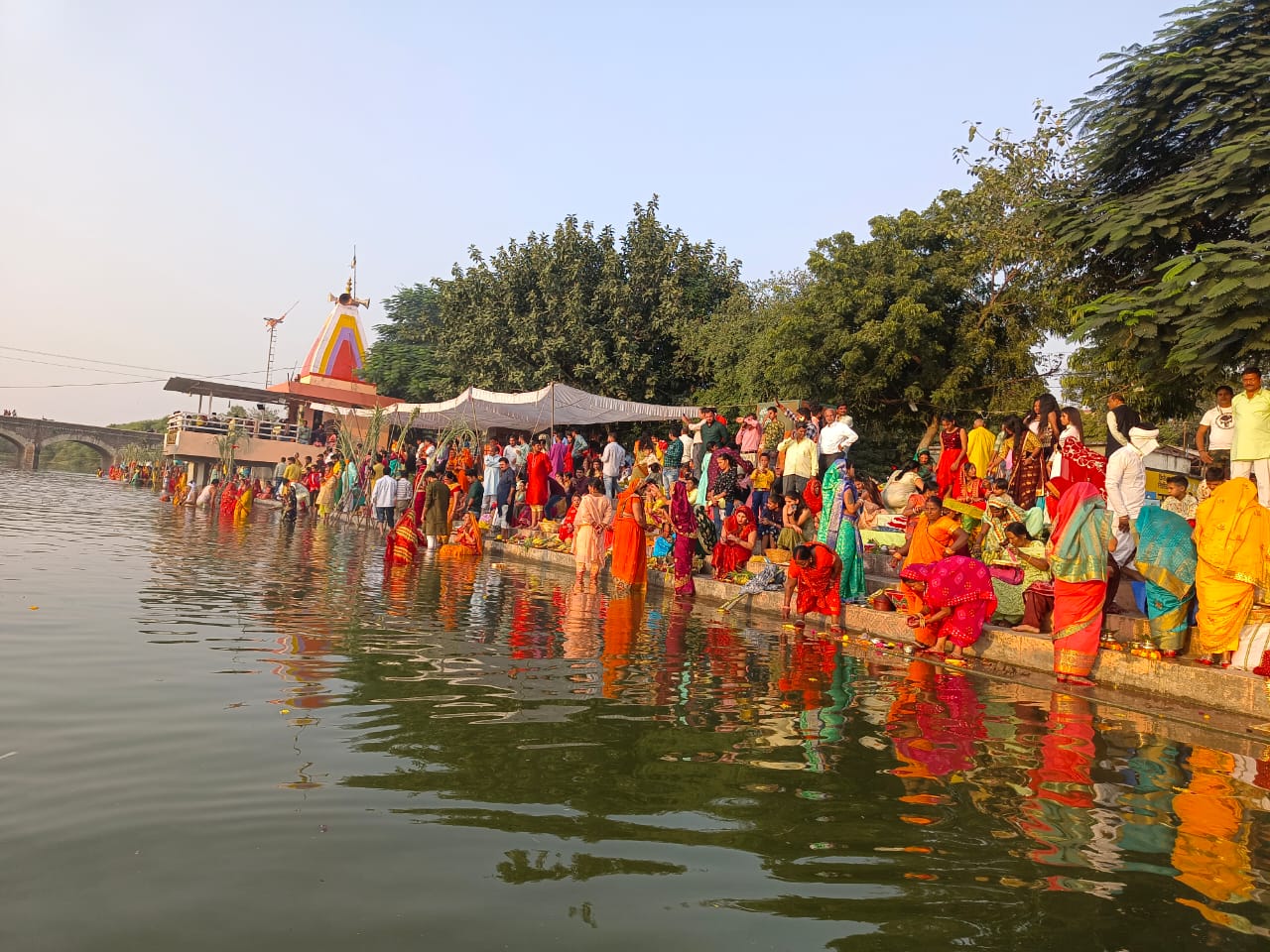 “शिप्रा नदी ,मीठा तालाब के तट पर पर उत्सव सा नजारा छठ पर्व पर” देखें