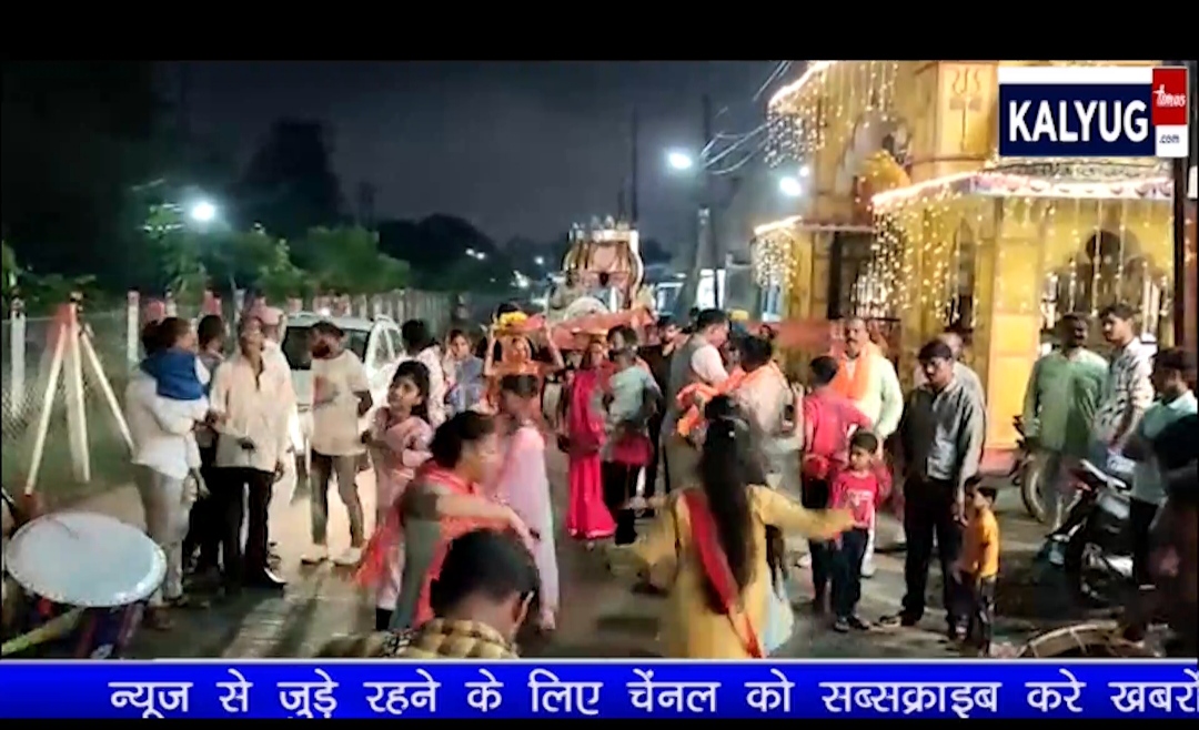 चुनरी यात्रा में आकर्षण का केंद्र रहा स्वर्गीय पत्रकार का रथ पर फोटो और 51 फीट चुनरी लेकर निकले मां के भक्त देखें