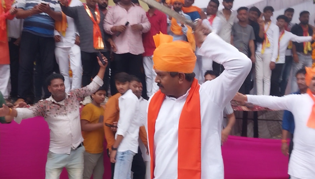 “सांसद का तलवारबाजी का यह वीडियो खूब हो रहा वायरल” देखें