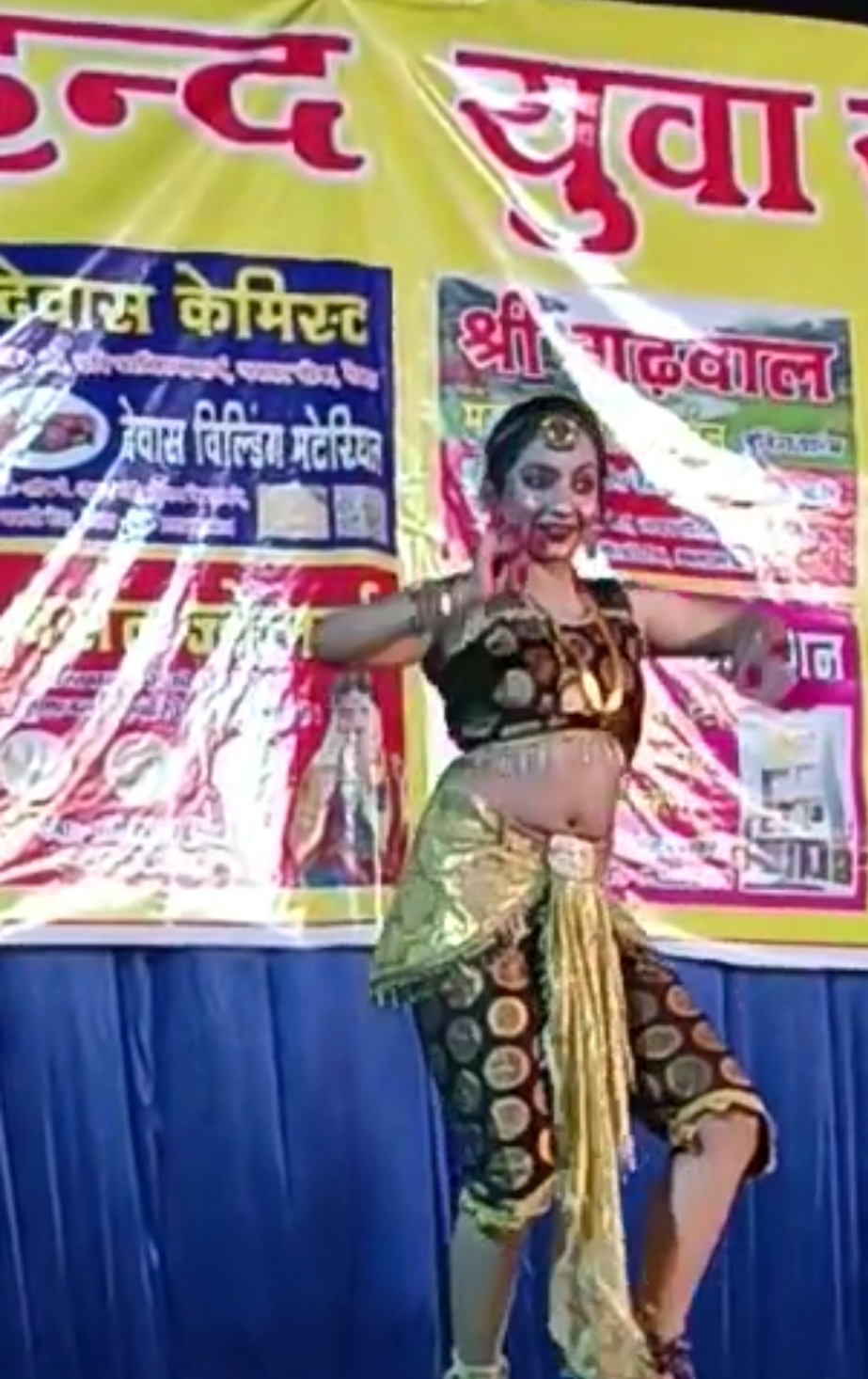 YouTube पर “प्रतिमा विसर्जन समारोह में मंच पर  मन्नत कोर नें दी शिव तांडव नृत्य की शानदार प्रस्तुति” देखें