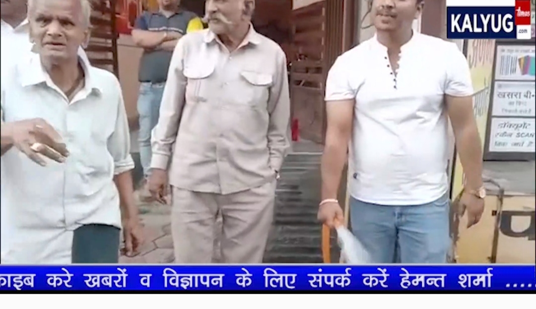 “बोरिंग के पानी में आ रही पेट्रोल की गंध मोती बंगला में परिवार के पानी के नल में भी   यह समस्या” देखें