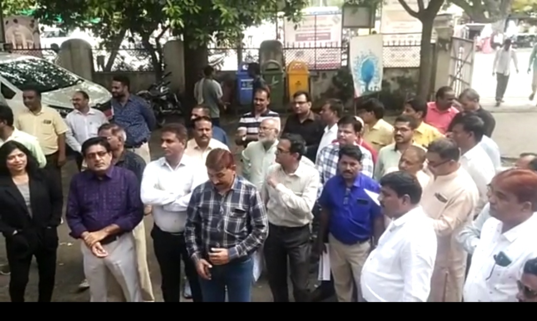 “शासन की छात्र विरोधी नीति के विरोध में अशासकीय शिक्षण संघ सड़क पर उतरा दिया ज्ञापन” देखें