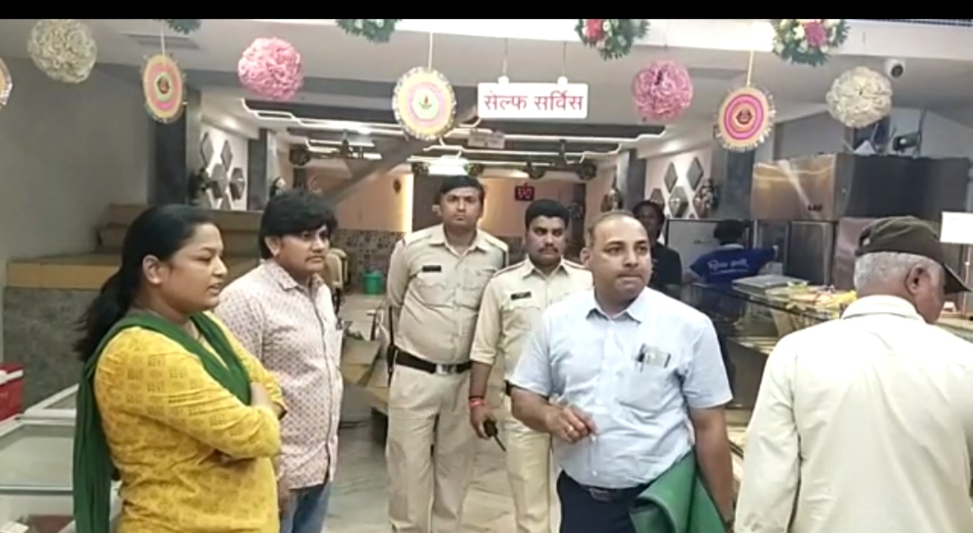 “जिला प्रशासन व खाद्य विभाग की टीम ने नामी प्रतिष्ठानों के लिए सैंपल की जांच” देखें