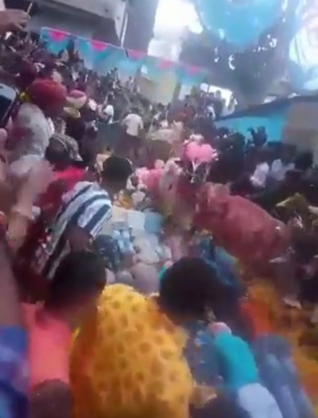 “गोवर्धन पूजा के बाद, का यह दृश्य जहां भक्त सड़कों पर सोते हैं। उनको रौंदती गाय ,रोंगटे खड़े करने वाला हैरतअंगेज नजारा” देखें