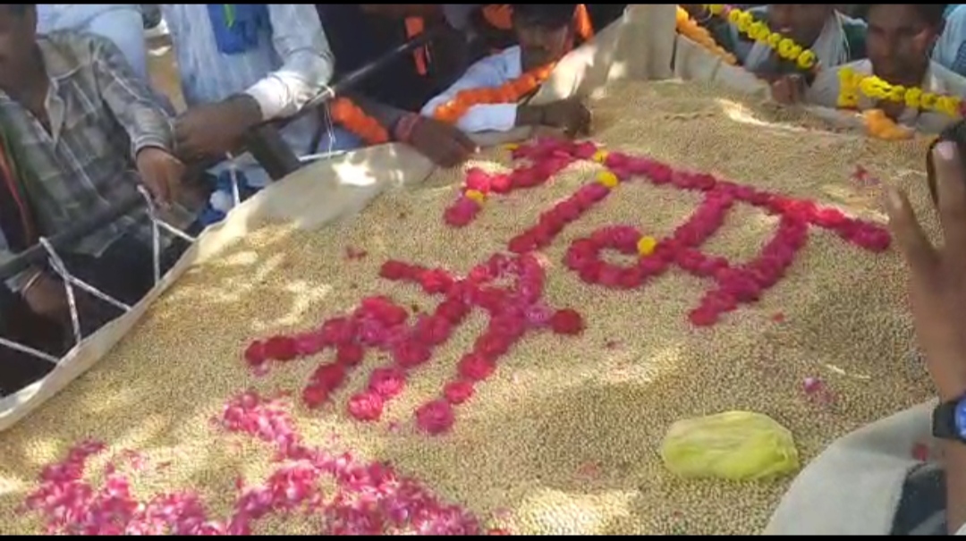 “आतिशबाजी कर शुभ मुहूर्त में मंडी में नीलामी का शुभारंभ” देखें