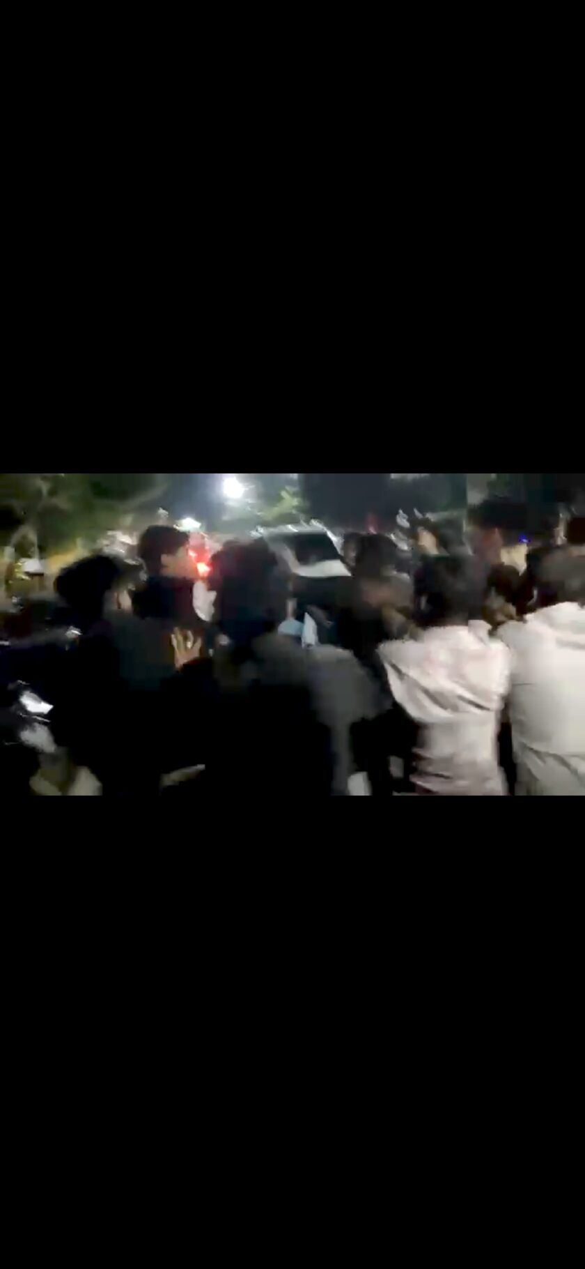 उज्जैन में गैर हिंदू युवक गरबा पांडाल में घुसा,बजरंग दल ने दौड़ा-दौड़ा कर मारा