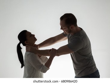 “गर्भवती महिला के साथ मारपीट करने व घर से निकालने के लिये ससुराल वालों को न्‍यायालय ने दिया 06-06 माह का कारावास