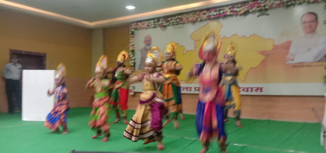 “स्पोर्ट्स पार्क देवास में समारोहपूर्वक मनाया गया मध्य प्रदेश स्थापना दिवस” देखें