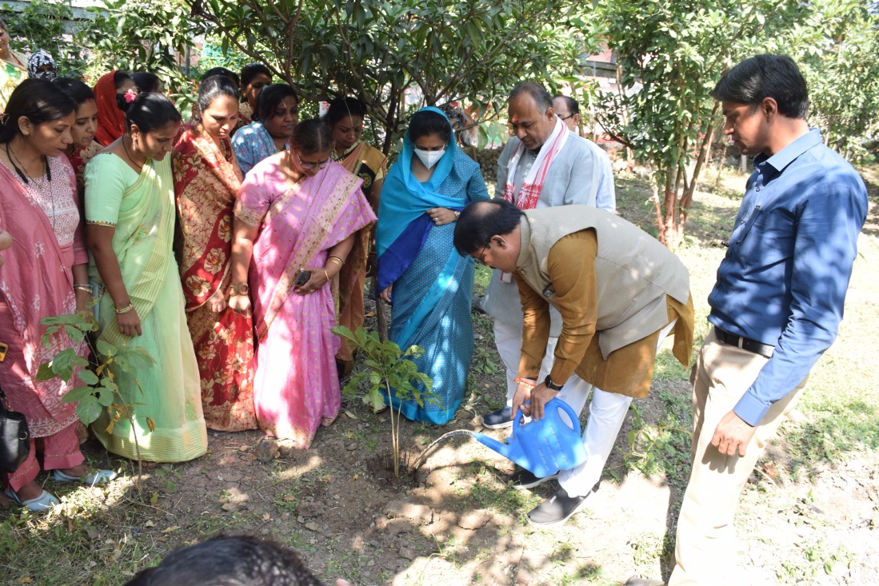 ” जब विधायक ने बताया कि मैंने स्वयं अपने बच्चों से इंटरनेट पर बहुत कुछ सीखा तो बच्चों कि तालियों की गूंज परिसर मे” देखें