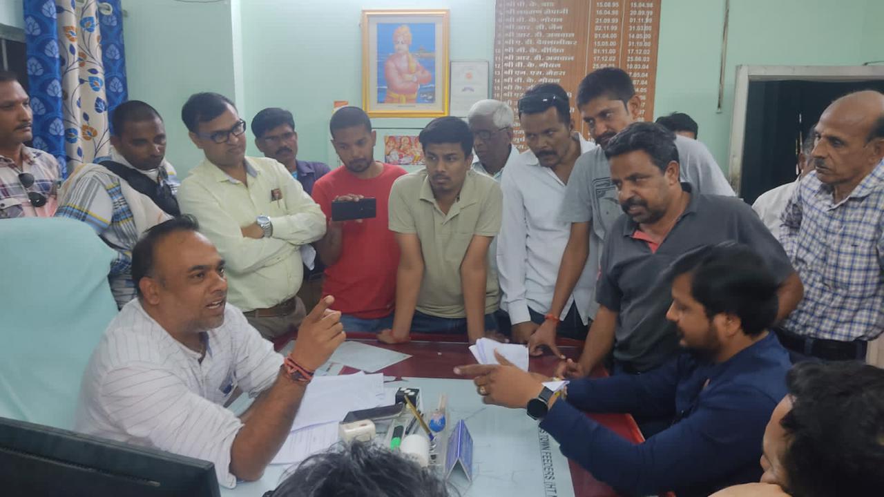 ” बिजली विभाग के अधिकारियों के घरों के कनेक्शन मैं खुद काटूंगा, ईंट से ईंट बजा दूंगा अनाप-शनाप बिजली के बिल और जनता की समस्या से देख कांग्रेसी नेता कि चेतावनी कार्यालय पर किया उग्र प्रदर्शन” देखें