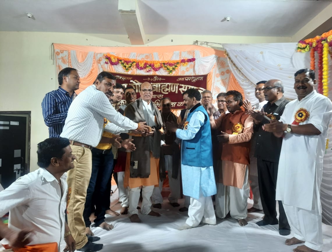 “आद्य गोड़ ब्राह्मण समाज का अन्नकूट महोत्सव। एवं मेधावी छात्र-छात्राओं, समाज के गौरव का सम्मान किया” देखें