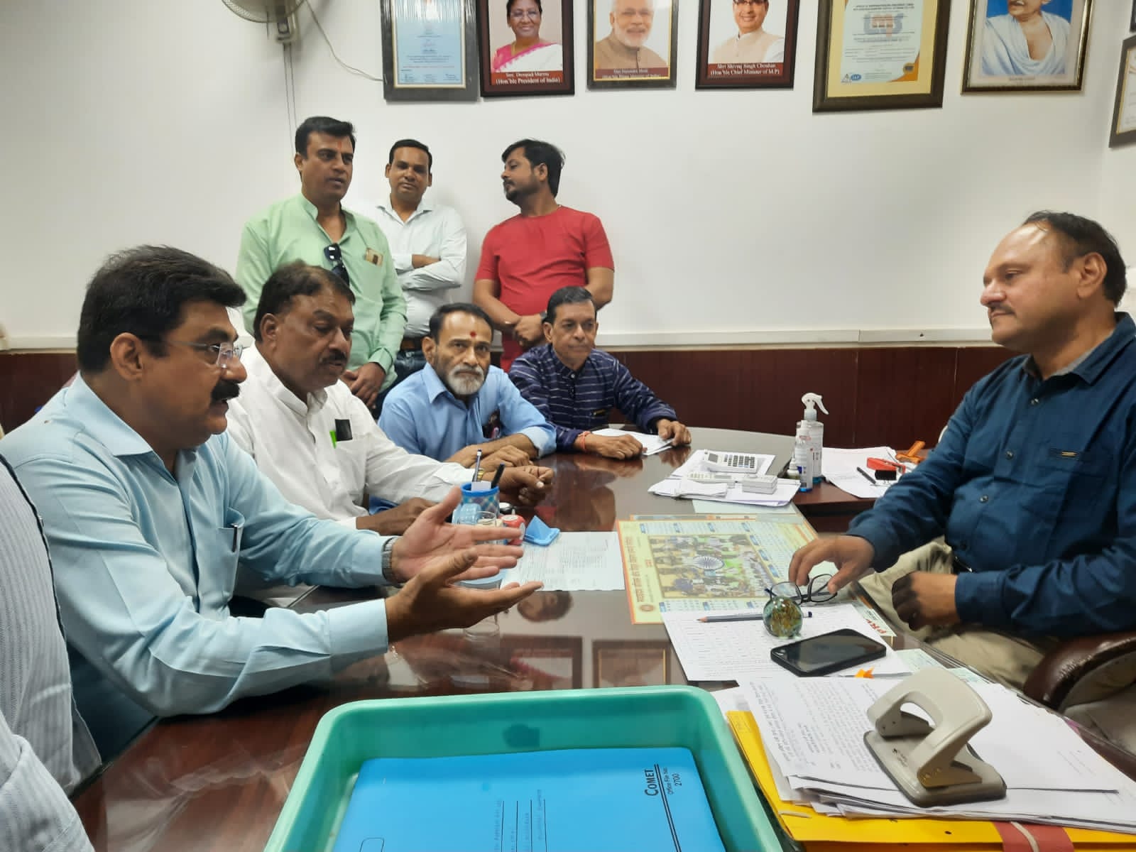 अधिक राशि के बिजली बिल एवं स्मार्ट मीटर को लेकर कांग्रेस जनों ने की अधीक्षण यंत्री से भेंट देवास