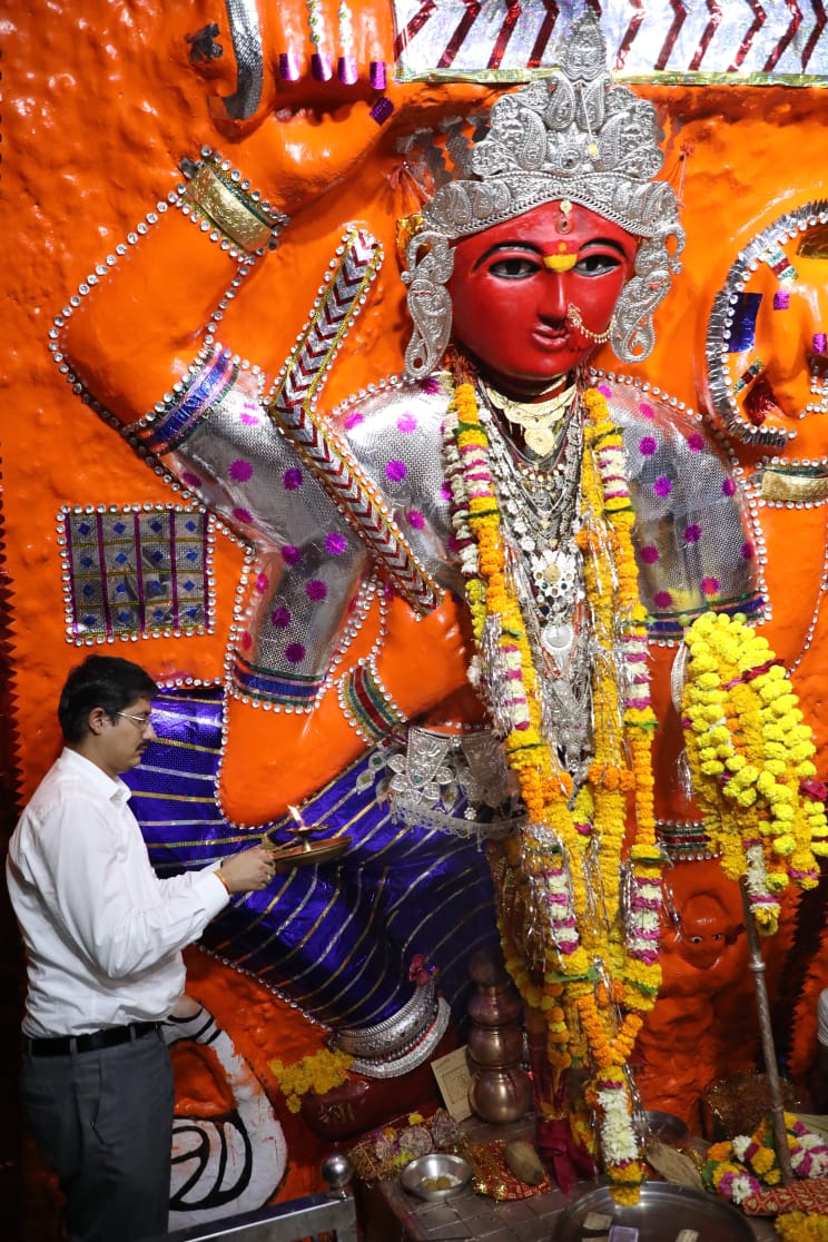 “नवागत कलेक्‍टर श्री गुप्‍ता ने माताजी टेकरी पहुंचकर की मां तुलजा भवानी व मां चामुंडा की पूजा अर्चना” देखें