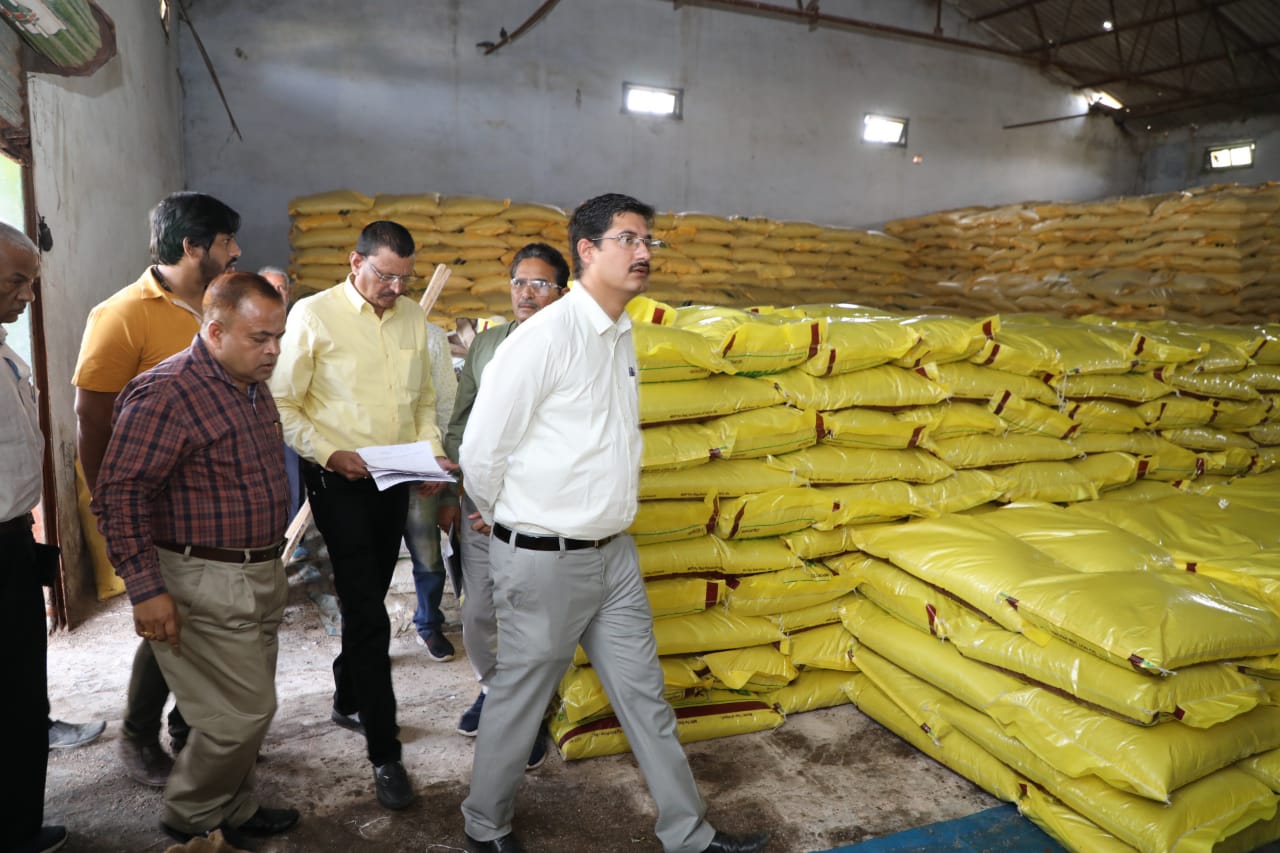 (ज्वलंत मुद्दे  से श्री गणेश) कलेक्‍टर श्री गुप्‍ता ने देवास, सोनकच्‍छ, नेवरी, हाटपीपल्‍या और बागली मण्‍डी में खाद विक्रय केन्‍द्रों का किया निरीक्षण  ———-  देवास जिले को एक-दो दिन में 2500 मैट्रीक टन अतिरिक्‍त खाद होगा प्राप्‍त  ———-  खाद विक्रय का कार्य सुबह 07 बजे से शुरू करें, भीड़ वाले केन्‍द्रों पर अधिक काउंटर लगाये – कलेक्‍टर श्री गुप्‍ता