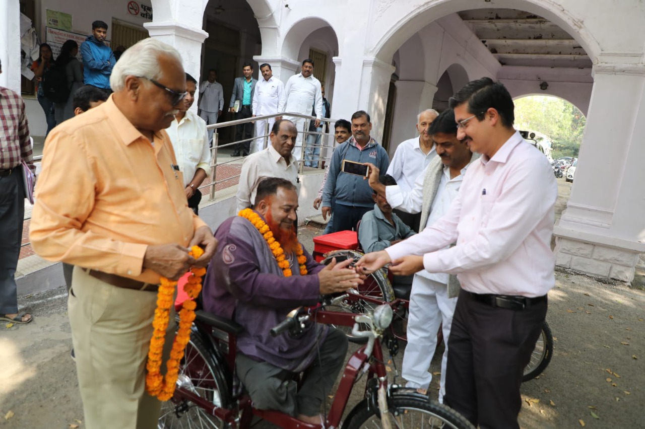 कलेक्टर श्री ऋषव गुप्ता ने श्री शेख अमीनउद्दीन को रेडक्रास व सामाजिक न्याय के माध्यम से दी इलेक्ट्रिक व्हीकल  ——-  इलेक्ट्रिक व्हीकल पाकर खुश हुए श्री शेख अमीनउद्दीन, मुख्यमंत्री श्री चौहान एवं कलेक्टर श्री गुप्ता को दिया धन्यवाद