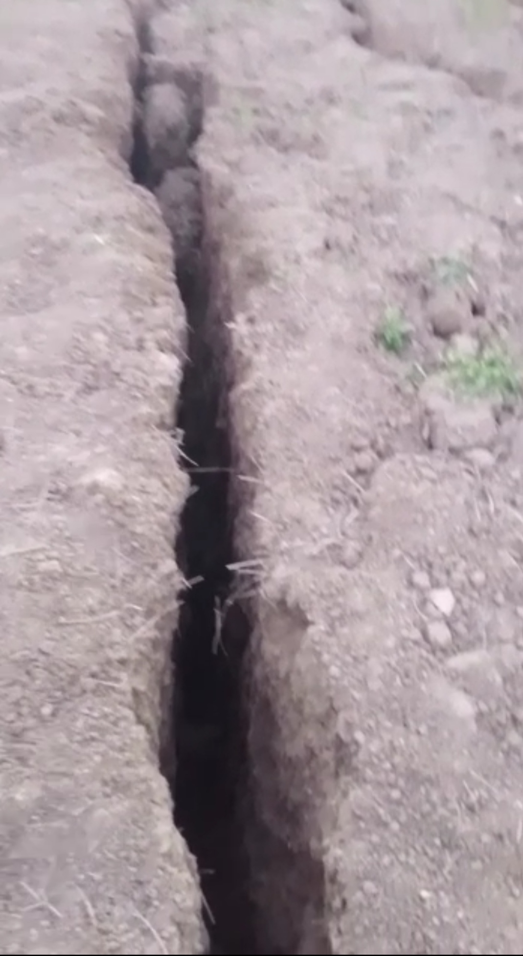 “देवास सोनकच्छ तहसील क़े ग्राम चोबाराधीरा  मे करीब डेढ़ बीघा जमीन 10फिट धसी ग्रामीण हैरत मे” देखें