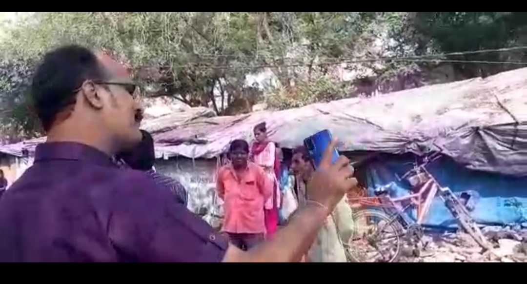 ” छुट्टी के दिन कालानी बाग मे झुग्गी हटाने गया नगर निगम का बुलडोजर भारी विरोध के बाद वापस लौटा 2 दिन मे हटाने का दिया समय” देखें