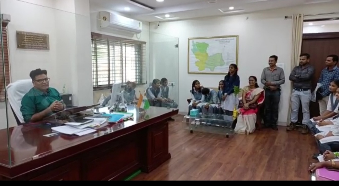 “जब एसपी ने किए छात्राओं से सवाल और उनके सवालों के दिए जवाब” देखें