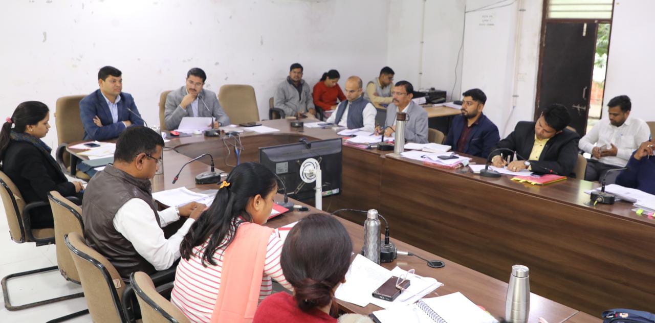 नामांतरण, बंटवारा, सीमांकन, खसरा/खतोनी, डायवर्सन, रास्ता खाली कराने, भू-अर्जन, संबंधी मामलों का निराकरण अभियान चलाकर समय-सीमा में करेंकलेक्टर श्री गुप्ता ने ली राजस्व अधिकारियों की बैठक