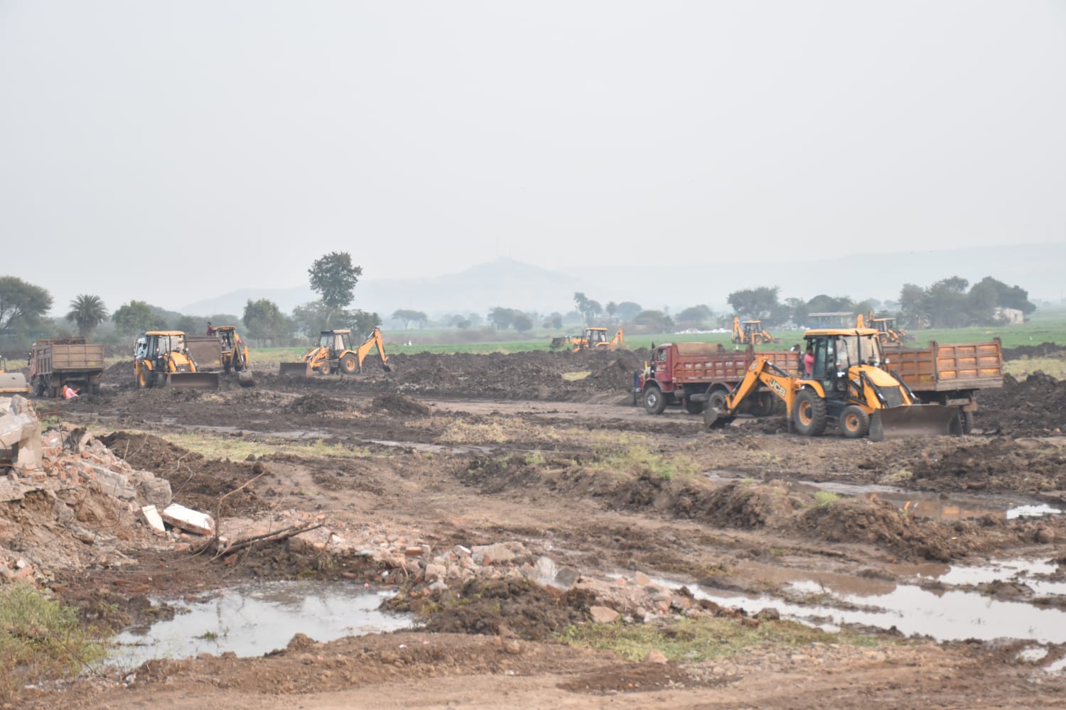 बायपास स्थित ट्रांस्पोर्ट नगर की अधिग्रहित जमीन पर कार्य प्रारंभ किया कार्य मे बाधा डालने वाले लोगो को बलपूर्वक हटाया गया, बालगढ़ स्कूल के पास शराब की शिकायत पर ढाबा संचालक स्वयं अपना डाबा हटाने को हुए राजी, जिला प्रशासन की कार्रवाई
