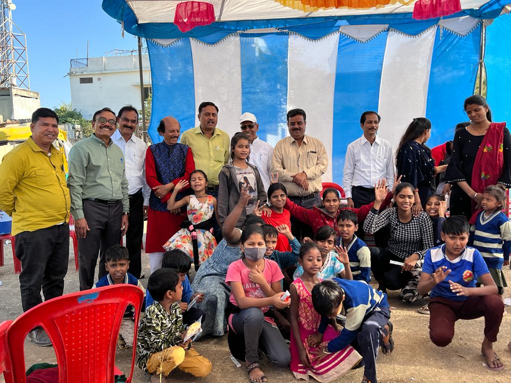 “सेवा का का यह अंदाज निराला है गीत संगीत के साथ सेवा बस्ती में स्वेटर मिठाई सहायता राशि दी विधायक ने” देखें