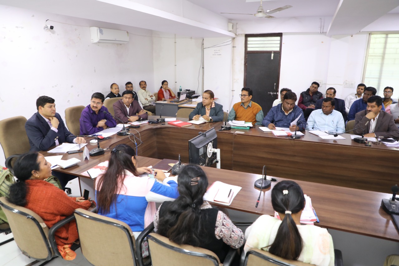 सीएम हेल्‍पलाइन शिकायतों के निराकरण में लापरवाही बरतने पर कलेक्‍टर श्री गुप्‍ता ने चार जिला अधिकारियों के वेतन रोकने के दिये निर्देश