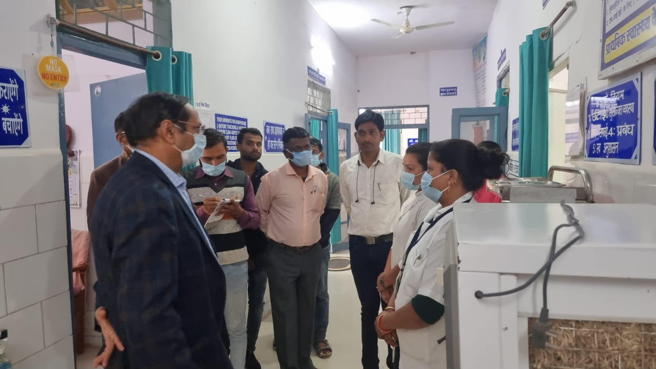 सीएमएचओ डॉ. शर्मा ने विभिन्न स्वास्थ्य केन्द्रों का किया औचक निरीक्षण ——– निरीक्षण के दौरान अनुपस्थित 02 चिकित्सक एवं 03 कर्मचारियों को कारण बताओ नोटिस जारी