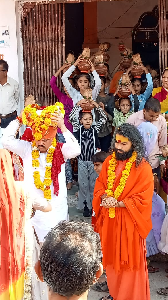 छापरी हुआ धर्ममय भव्य कलश शोभायात्रा के साथ महंत केशव गिरी महाराज ने की भागवत कथा