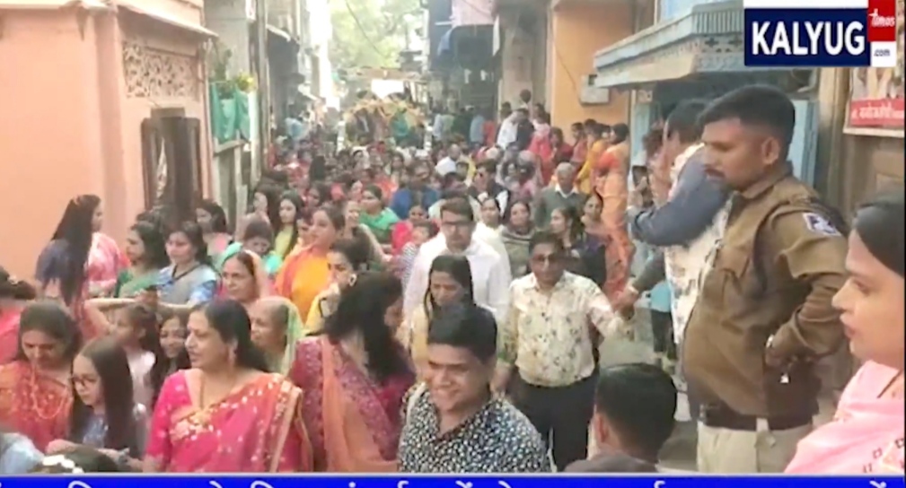 “इन युवाओं ने विदेश में करोड़ों की नौकरी छोड़ धर्म की राह चलते हुए गुरु के सानिध्य में ली दीक्षा” देखें