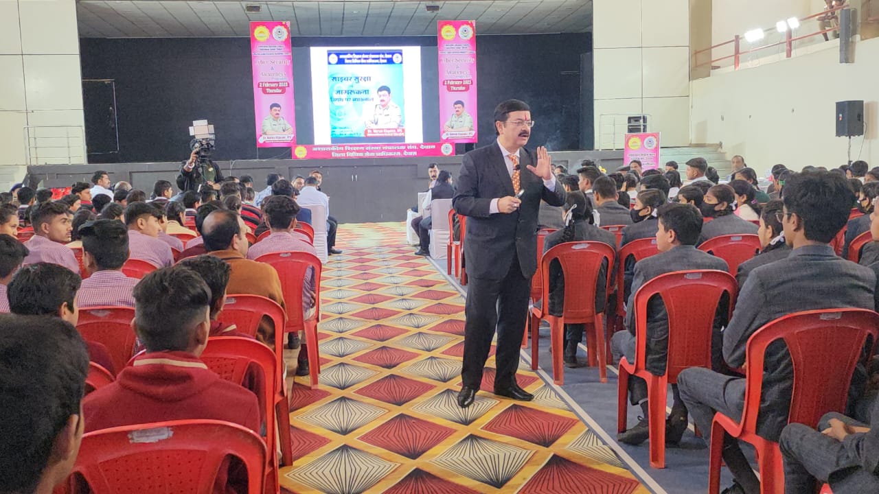 “असुरक्षित साइबर स्पेस के उपयोग से हम गलती से गलती कर अपराधी बन सकते हैं- वरुण कपूर” देखें