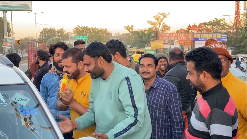 “आम बजट का विरोध करते हुए युवा कांग्रेस ने आम जनता को बाटे झुनझुने,” देखें