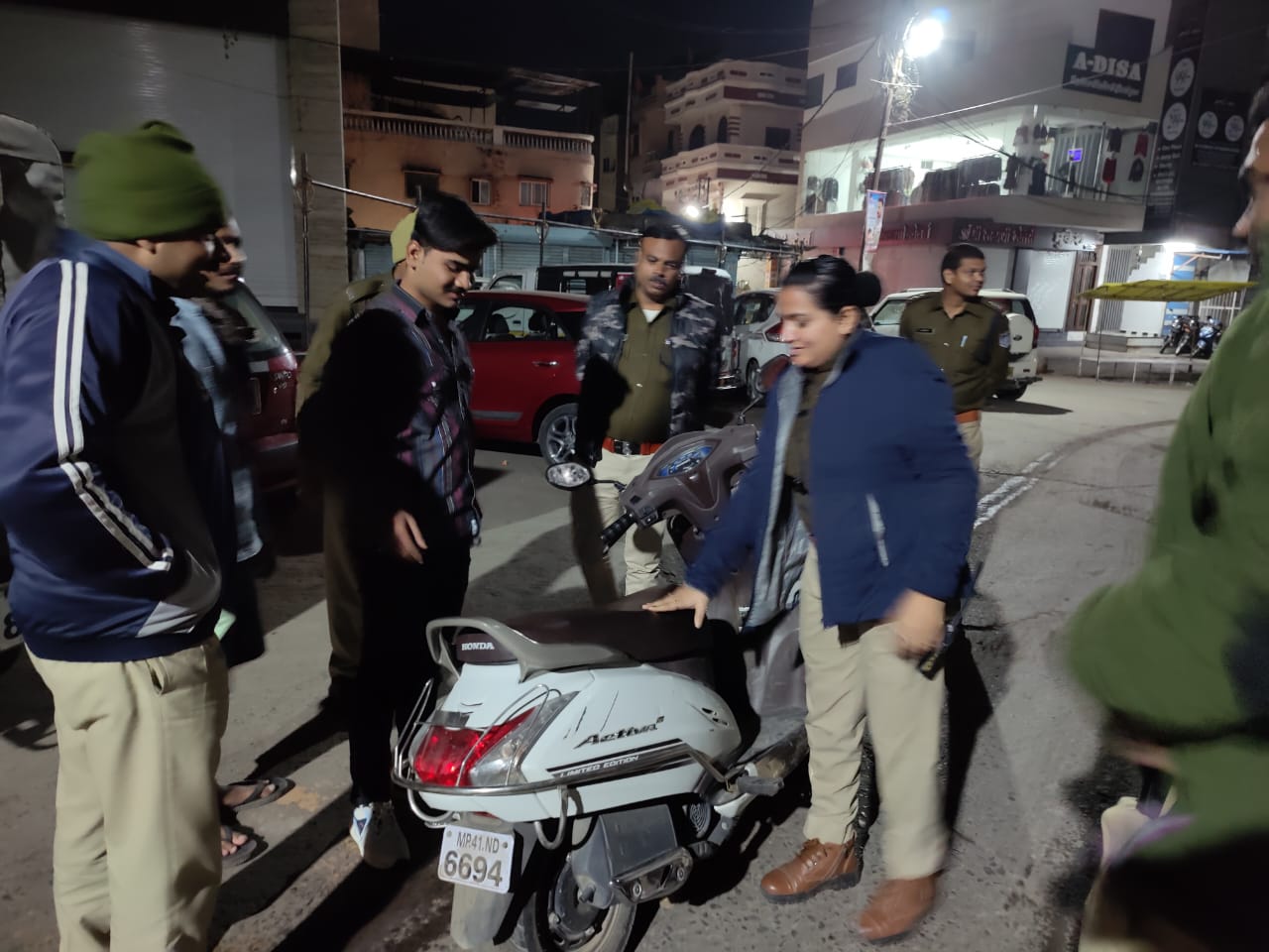 “हम जब रात को चैन की नींद सोते हैं, वे अपनी नींद खो कर, इमानदारी से अपना कर्तव्य निभाते हैं” देखें