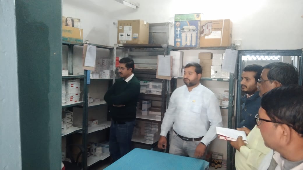 कलेक्टर श्री गुप्ता ने टोंकखुर्द विकासखण्‍ड के विभिन्‍न ग्रामों में स्‍कूल, आंगनवाडी केन्‍द्रों, नल जल योजना में किये जा रहे कार्यो किया औचक निरीक्षण

————

ग्राम पंचायतों में किये जा रहे कार्यो की प्र‍गति की समीक्षा की, कार्य में लापरवाही बरतने वाले अधिकारी/कर्मचारियों पर कार्यवाही के दिये निर्देशक