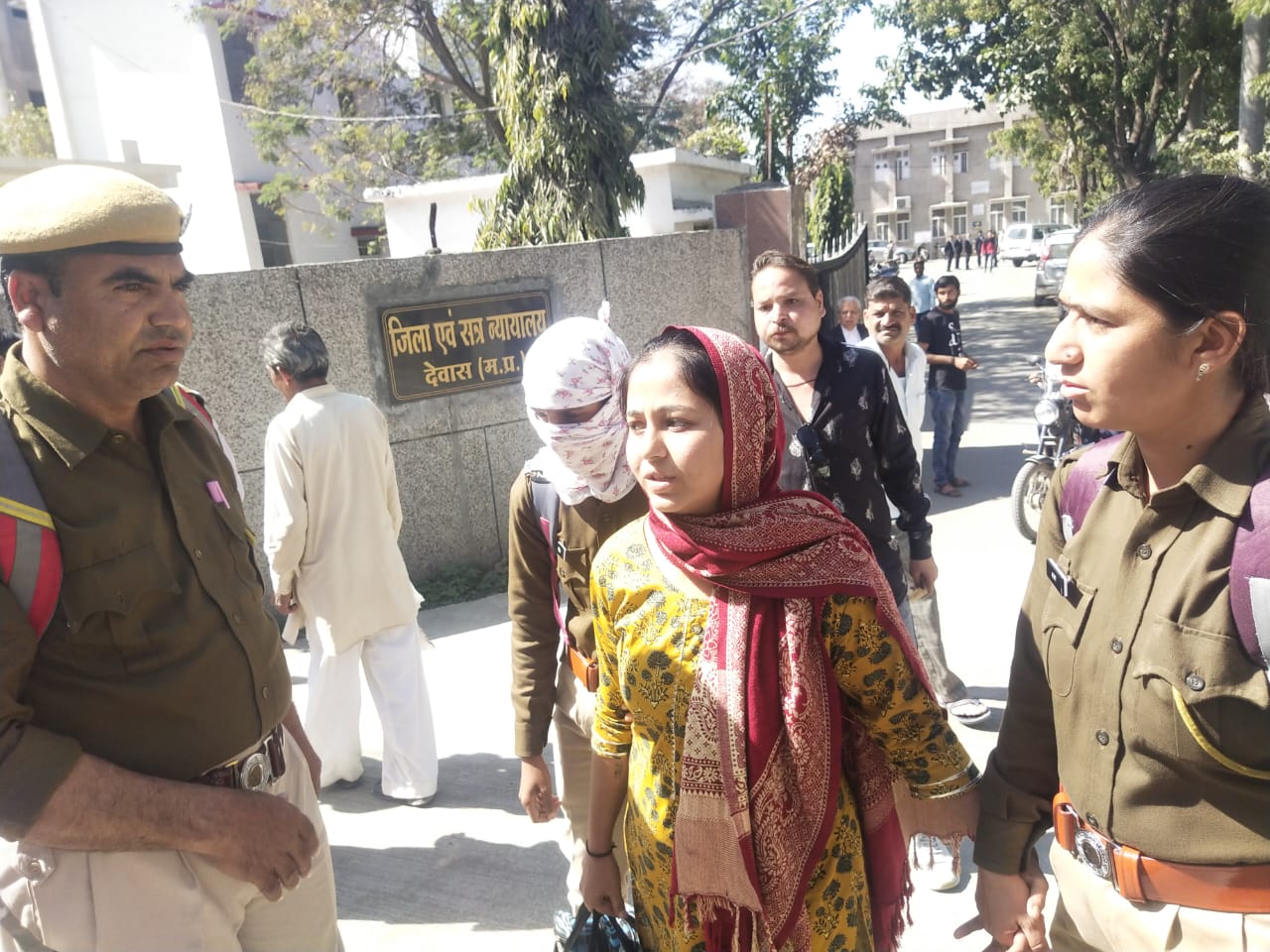 “चर्चित हनीट्रैप के आरोपी जोया को राजस्थान पुलिस देवास न्यायालय में लाई ,जोया ने लगाया फिर आरोप” देखें