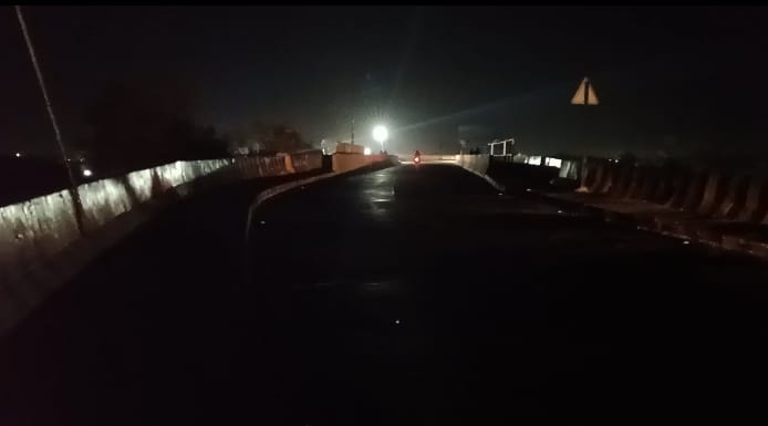 सिविल लाइन मेंढकी  रोड पर बने ब्रिज पर अस्थाई रूप से टेंट के पाईप पर लगी कहीं लाइटे पड़ी है बंद , त्यौहार पर भी छाया अंधेरा, कांग्रेस के बाद अब शिवसेना मैदान में