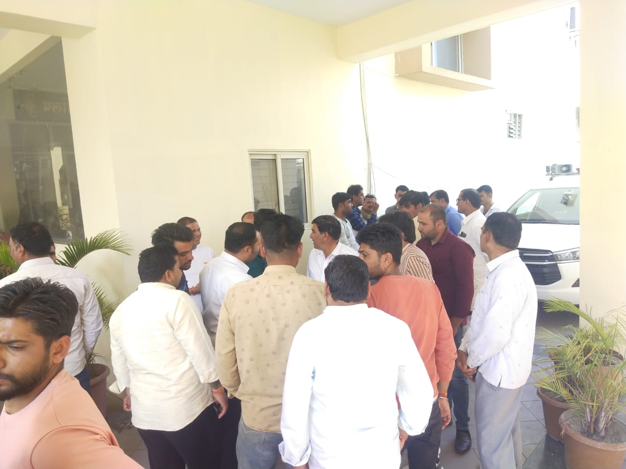 ” सुमराखेडा महेंद्र पटेल हत्याकांड के आरोपी को फांसी और घर  तोड़ने की ग्रामीणों ने की मांग , एसपी का आश्वासन फास्टट्रैक में चलेगा मुकदमा” देखें