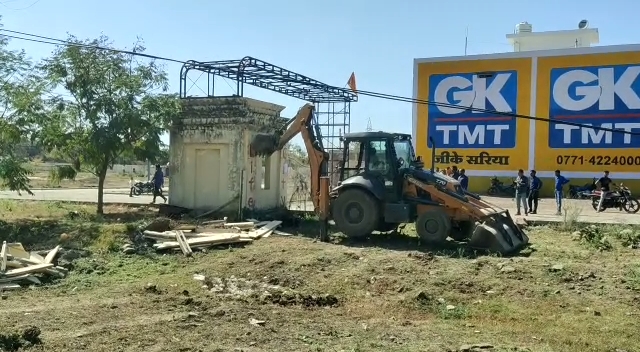 “कॉलोनाइजर द्वारा शासकीय नहर पर अतिक्रमण कर पक्का निर्माण पर चला बुलडोजर ,किया प्रकरण दर्ज” देखें