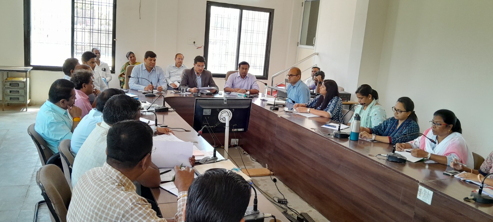 एसडीएम छात्रावासों का निरीक्षण अनिवार्य रूप से करें, जिले के सभी छात्रावासों में सामग्री स्व-सहायता समूह के माध्यम से ही खरीदें ———— भू-अधिकार योजना में आवेदन प्राप्त करें, स्वामित्व योजना में आये आवदेनों की पोर्टल पर एन्ट्री करें ———– जिले में 10 एकड़ से अधिक शासकीय भूमि वाले मंदिरों में समिति का गठन कर दान पेटी रखें ————– डीपीसी, डीओ और महिला बाल विकास विभाग जिले में स्कूल नहीं जा रहें बच्चों का चिन्हांकन करें —-कलेक्टर गुप्ता