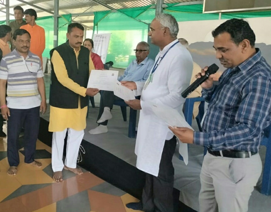 तेलंगाना राज्य के हैदराबाद शहर में योग शिविर में भाग लेने वाले प्रतिभागियों को प्रमाण पत्र सौंपा