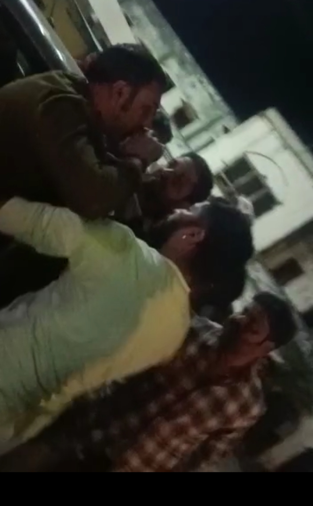 “पुलिस आरक्षक के साथ अभद्र व्यवहार, पुलिस ने भी उसी अंदाज में दिया जवाब गिरफ्तारी के साथ लाठी भी….” देखें