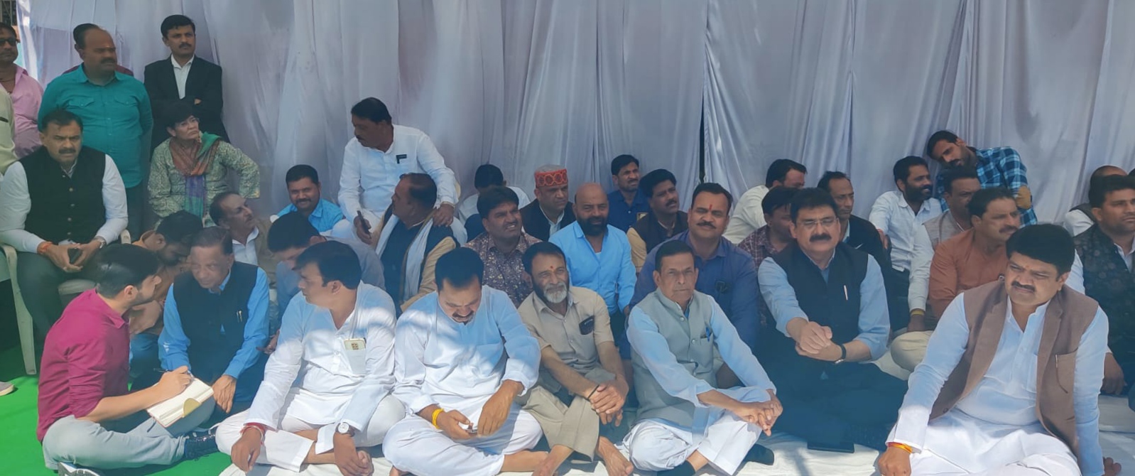 “जिला शहर कांग्रेस  ने एसबीआई ,एलआईसी कार्यालय के सामने दिया धरना , किया विरोध प्रदर्शन” देखें