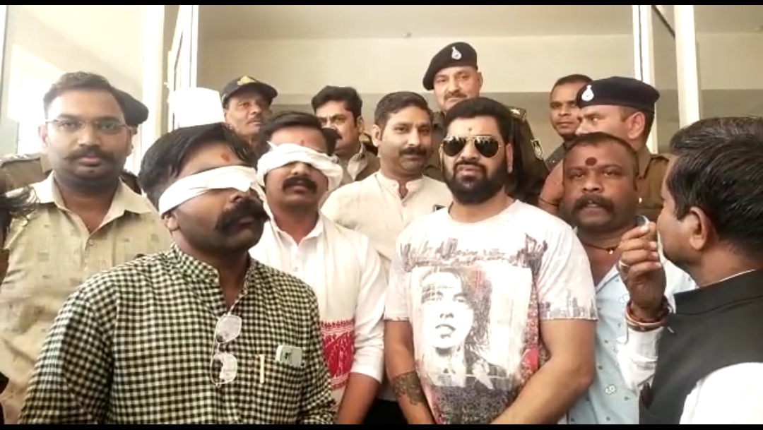 “टीम आजाद सावरकर ने किया आंखों पर पट्टी बांधकर एसपी कार्यालय पर विरोध प्रदर्शन” देखें