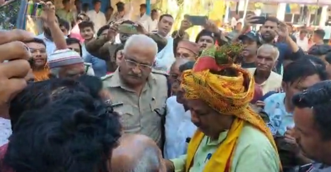 “बागली विधानसभा के  कांटाफोड़ में निकली विकास यात्रा मे बागली विधायक पहाड़ सिंह कन्नौजे हाय हाय के नारे” देखें