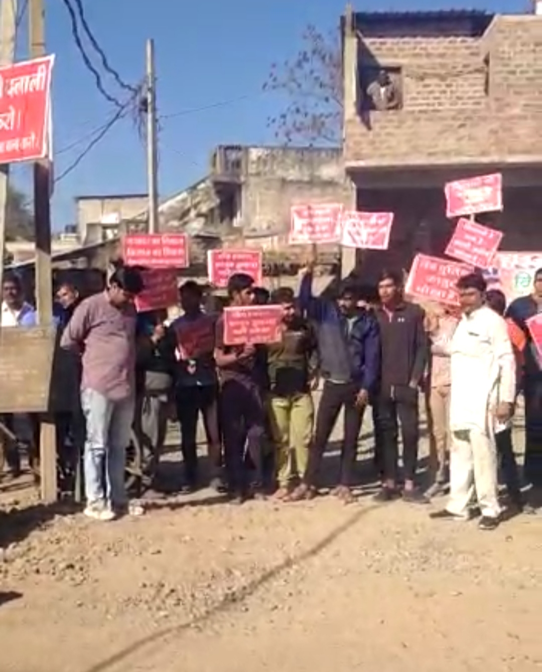 “भाजपा हाटपिपलिया विधायक मनोज चौधरी का विकास यात्रा में शिप्रा लोहार पिपल्या में भारी विरोध” देखें