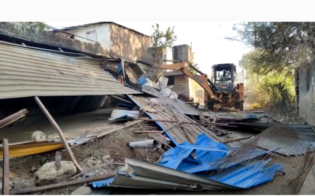 “महेंद्र पटेल हत्याकांड के आरोपी के खिलाफ पुलिस प्रशासन सख्त अवैध मकान पर चला बुलडोजर” देखें